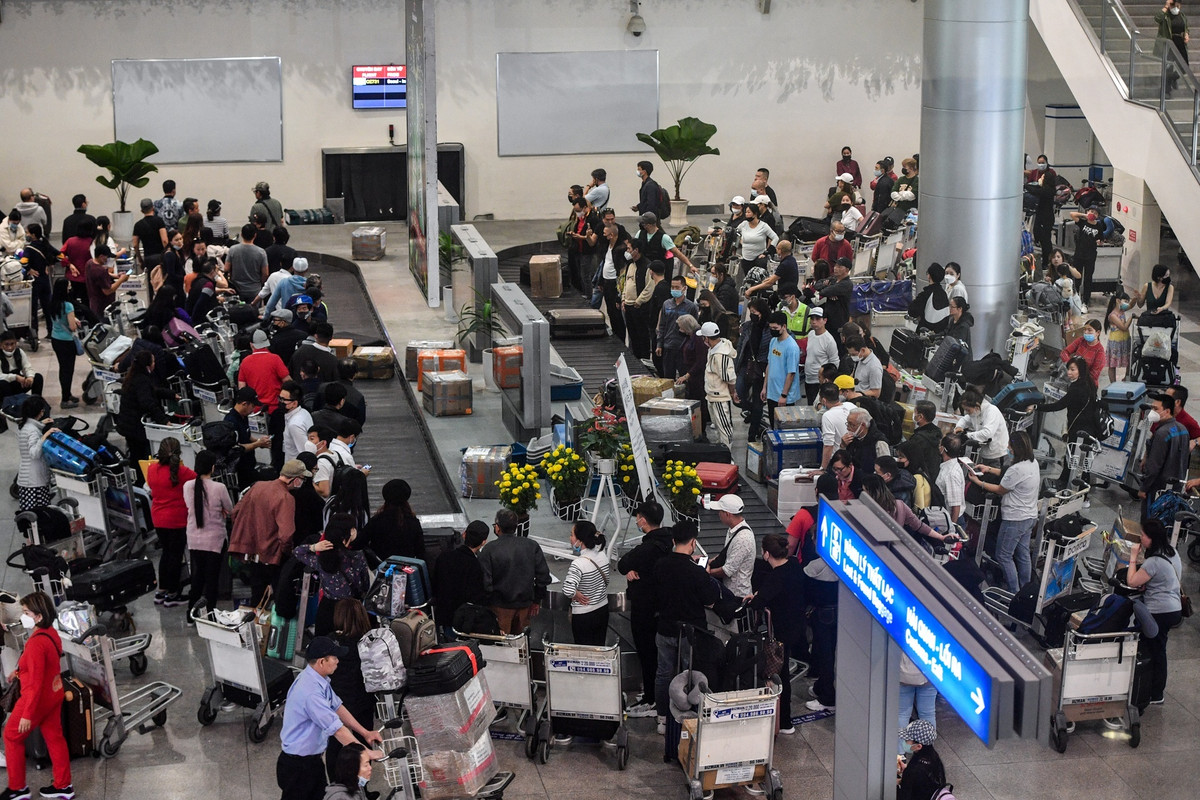 San bay Tan Son Nhat don 100.000 khach trong mung 1 Tet-Hinh-2