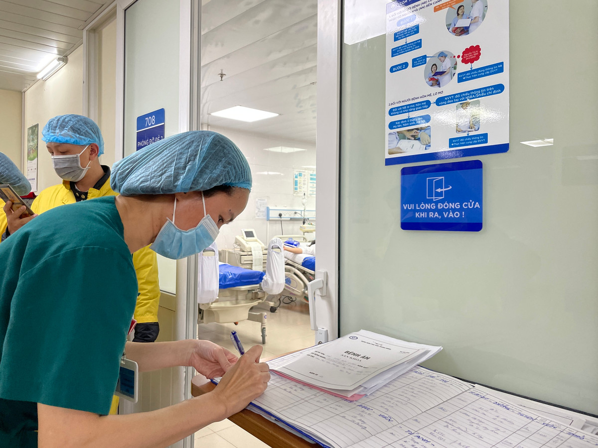 Lanh dao Bo Y te don nhung em be chao doi phut giao thua-Hinh-3