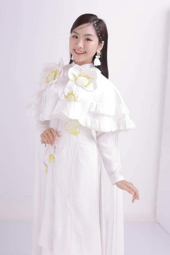 Tâm sự về cuộc sống của một cô nữ sinh hiện tại, Khánh An chia sẻ: "Ở tuổi 17, Khánh An biết mình càng phải cẩn thận và chỉn chu hơn trong từng lời nói, hành động. Một điều hơi khó khăn bởi có những lúc lịch diễn trùng lịch học, lịch thi. Tuy nhiên, khi chọn nghề này, An xác định là đôi khi sẽ ảnh hưởng đến thời gian học. Rất may là các sự kiện ca hát thường diễn ra cuối tuần hoặc buổi tối nên An vẫn có thể cân bằng được. "Trộm vía" 2 năm qua dù chăm chỉ đi show nhưng kết quả học tập của An đều đạt loại tốt".