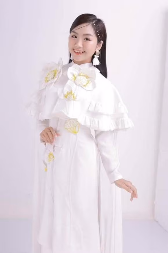 Tâm sự về cuộc sống của một cô nữ sinh hiện tại, Khánh An chia sẻ: "Ở tuổi 17, Khánh An biết mình càng phải cẩn thận và chỉn chu hơn trong từng lời nói, hành động. Một điều hơi khó khăn bởi có những lúc lịch diễn trùng lịch học, lịch thi. Tuy nhiên, khi chọn nghề này, An xác định là đôi khi sẽ ảnh hưởng đến thời gian học. Rất may là các sự kiện ca hát thường diễn ra cuối tuần hoặc buổi tối nên An vẫn có thể cân bằng được. "Trộm vía" 2 năm qua dù chăm chỉ đi show nhưng kết quả học tập của An đều đạt loại tốt".