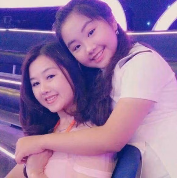 Cô bé Khánh An mũm mĩm ngày bé bên mẹ.