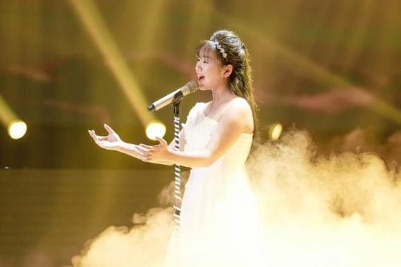 Hình ảnh "thần đồng bolero" Khánh An trên sân khấu "Giọng hát Việt nhí" 2019
