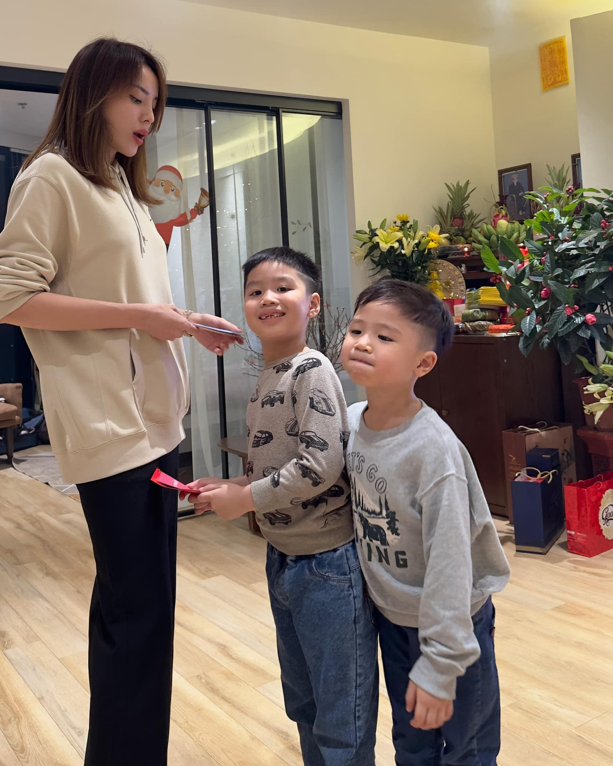 Hoa hậu Kỳ Duyên khoe hình ảnh giản dị đoàn tụ bên gia đình trong khoảnh khắc Giao thừa. Hiện sống, làm việc ở TPHCM nhưng mỗi dịp Tết Kỳ Duyên đều trở ra Bắc cùng gia đình.