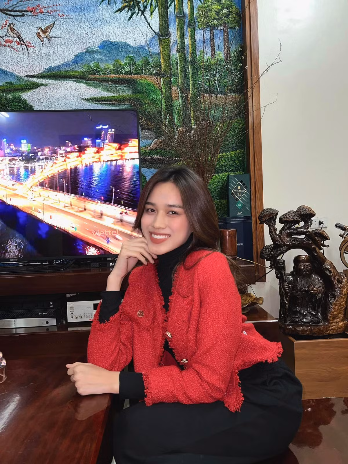 Hoa hậu Đỗ Thị Hà diện trang phục giản dị khi đón Giao thừa cùng gia đình. Năm nào, cô cũng thu xếp công việc để về nhà ở Hậu Lộc, Thanh Hoá đón Tết. Đỗ Thị Hà từng gây chú ý với hình ảnh xắn quần lau nhà, ra vườn hái rau, bắt cá để chuẩn bị cho mâm cơm ngày Tết.