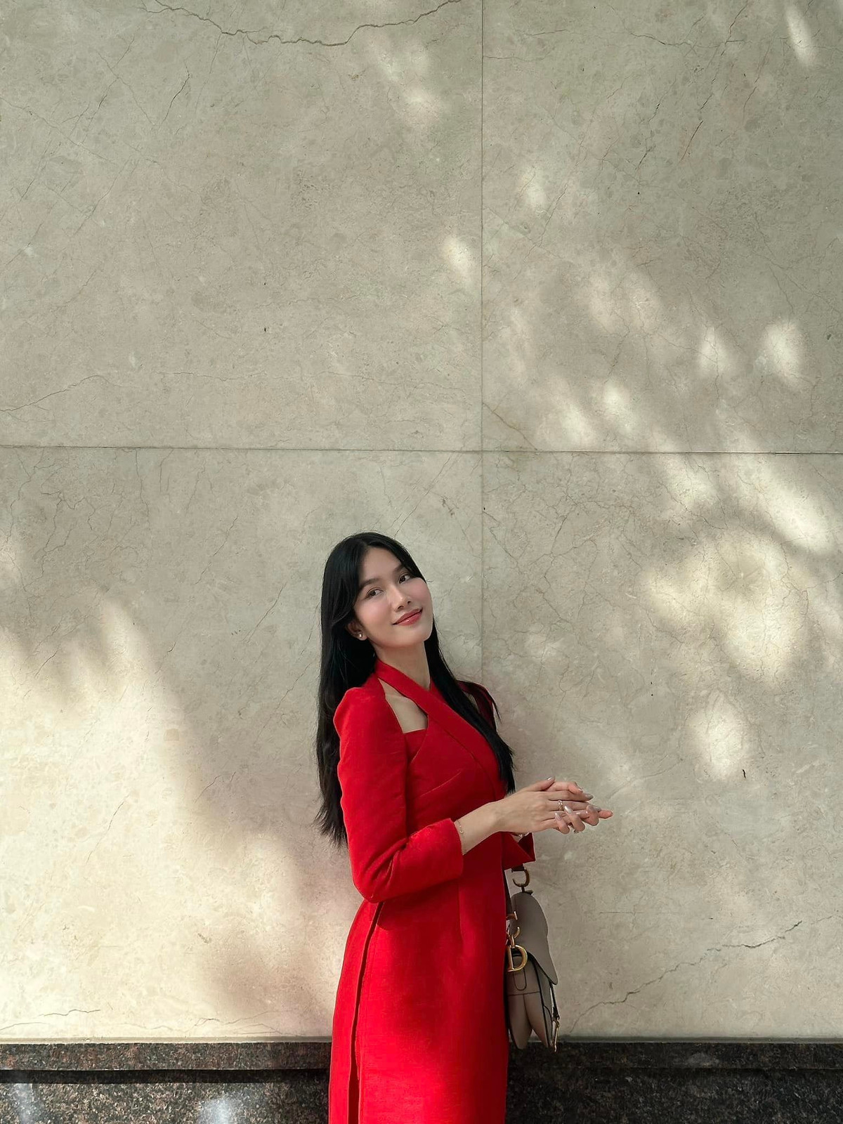 Á hậu Phương Anh diện áo dài cách tân màu đỏ khi du xuân vào ngày mùng 1 Tết. Phương Anh thường đón Tết ở TPHCM cùng gia đình. Phương Anh đã có một năm 2022 đáng nhớ khi cô đại diện Việt Nam tại cuộc thi Hoa hậu Quốc tế 2022 ở Nhật Bản.