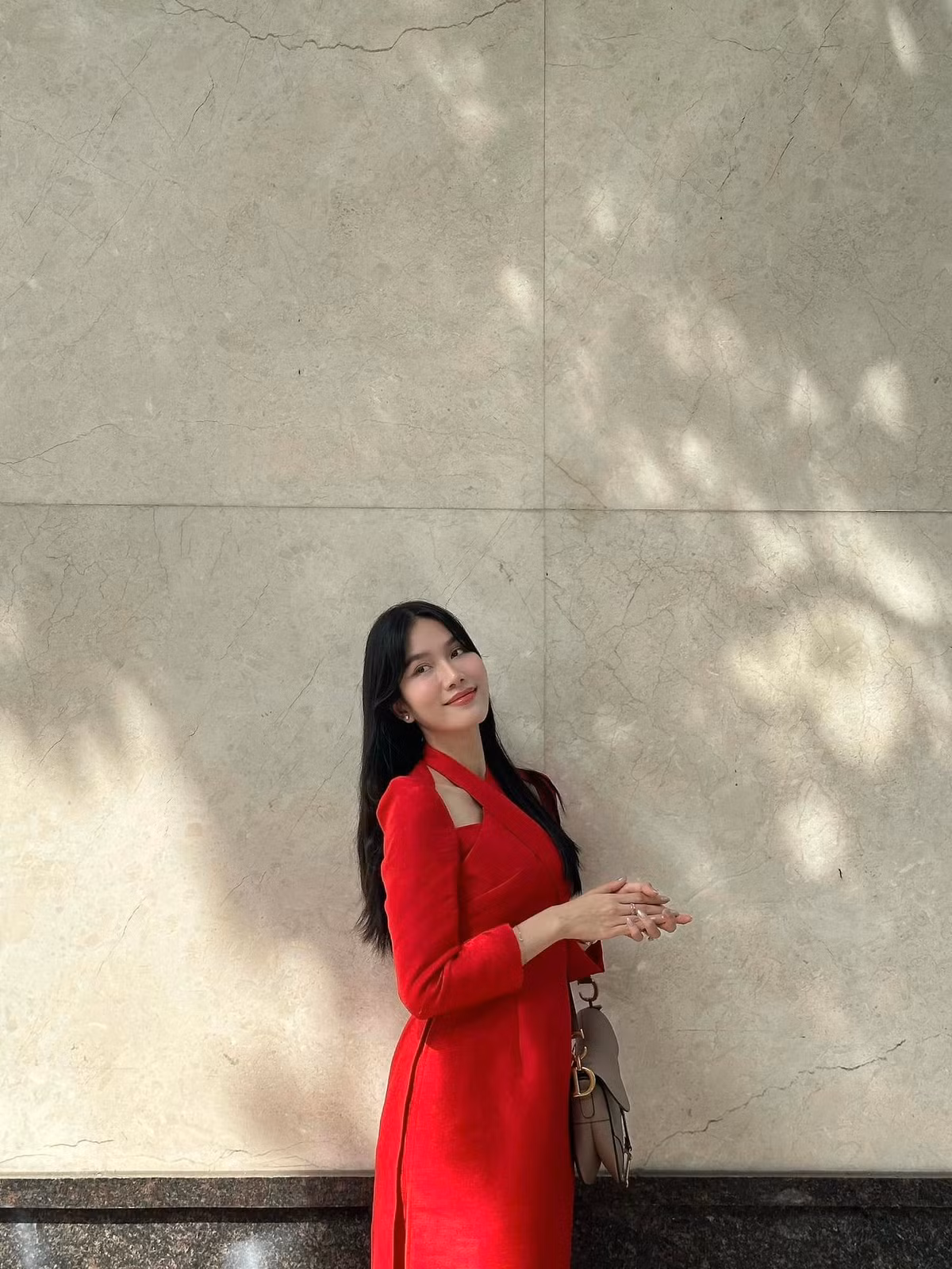 Á hậu Phương Anh diện áo dài cách tân màu đỏ khi du xuân vào ngày mùng 1 Tết. Phương Anh thường đón Tết ở TPHCM cùng gia đình. Phương Anh đã có một năm 2022 đáng nhớ khi cô đại diện Việt Nam tại cuộc thi Hoa hậu Quốc tế 2022 ở Nhật Bản.