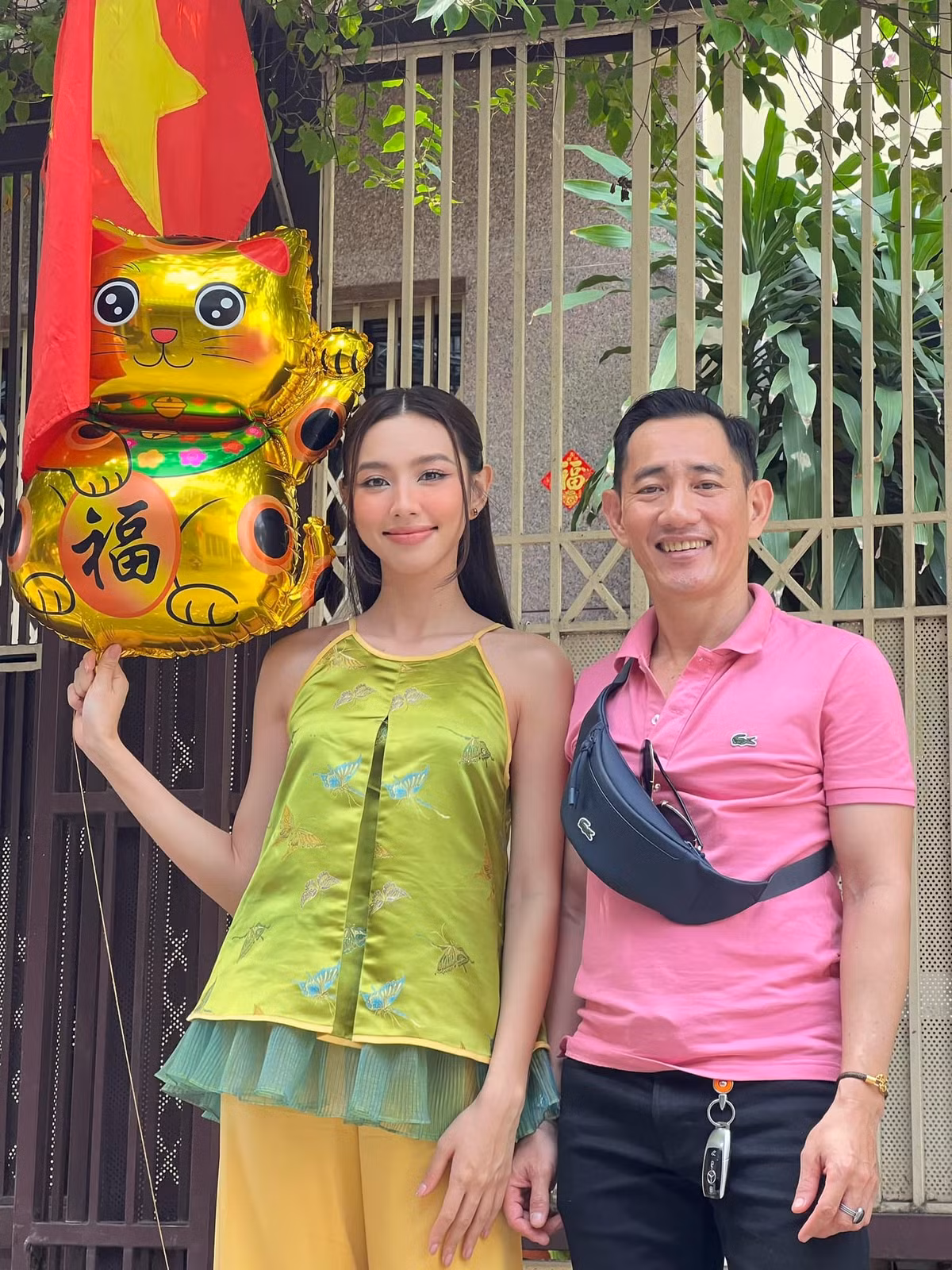 Hoa hậu Thùy Tiên chia sẻ hình ảnh đoàn tụ bên gia đình trong ngày đầu năm. Thùy Tiên mặc áo yếm họa tiết, phù hợp với không khí năm mới. Năm nào Thùy Tiên cũng dành thời gian đón Tết bên bố mẹ ở TPHCM. Sau đó, cô về quê ngoại, quê nội nếu có thời gian.