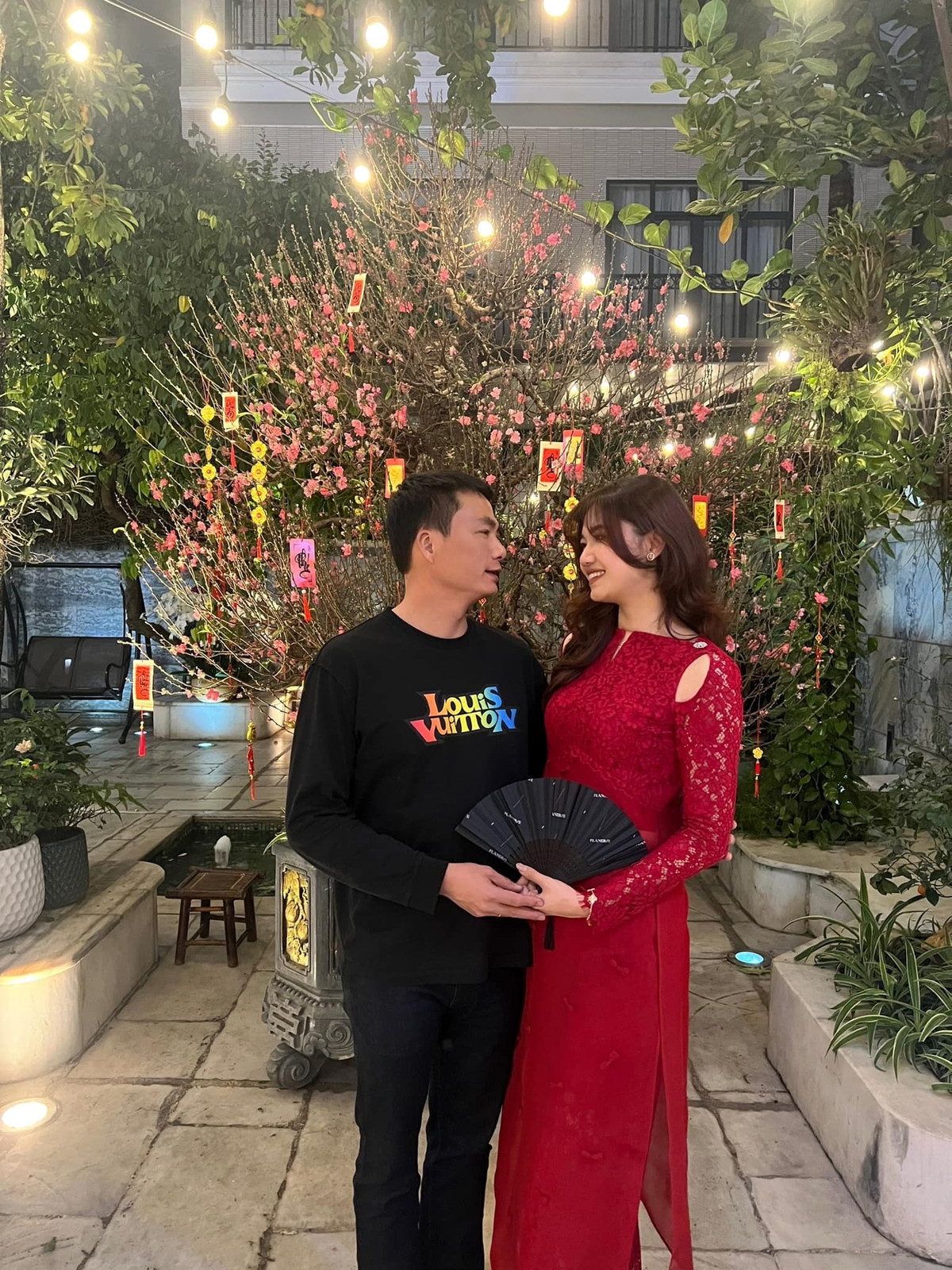 Á hậu Thanh Tú chia sẻ hình ảnh tình cảm bên ông xã trong ngày đầu năm. Người đẹp diện áo dài tông màu đỏ nổi bật. Sau nhiều năm kết hôn, cả hai đã có hai con trai kháu khỉnh.