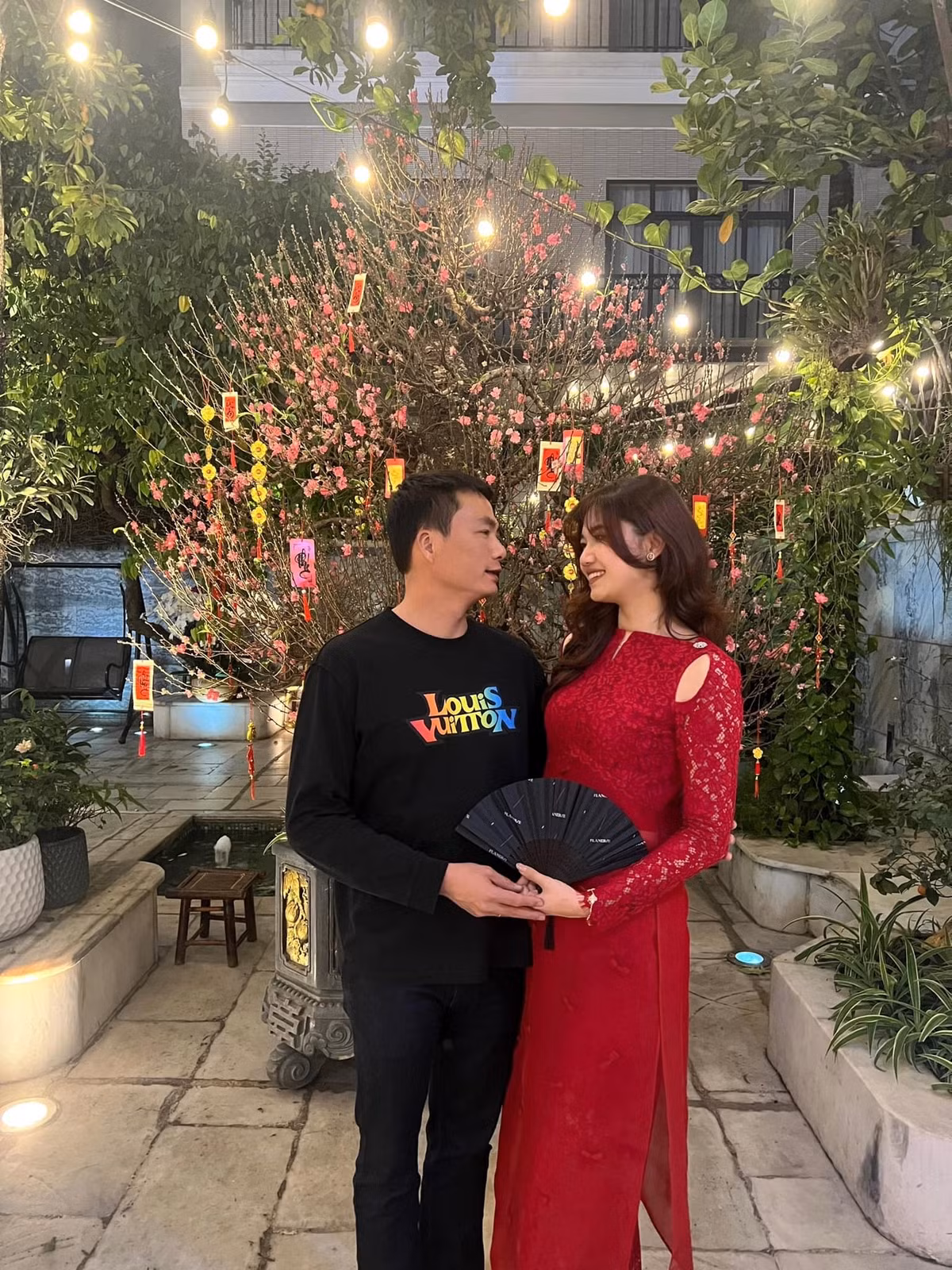 Á hậu Thanh Tú chia sẻ hình ảnh tình cảm bên ông xã trong ngày đầu năm. Người đẹp diện áo dài tông màu đỏ nổi bật. Sau nhiều năm kết hôn, cả hai đã có hai con trai kháu khỉnh.