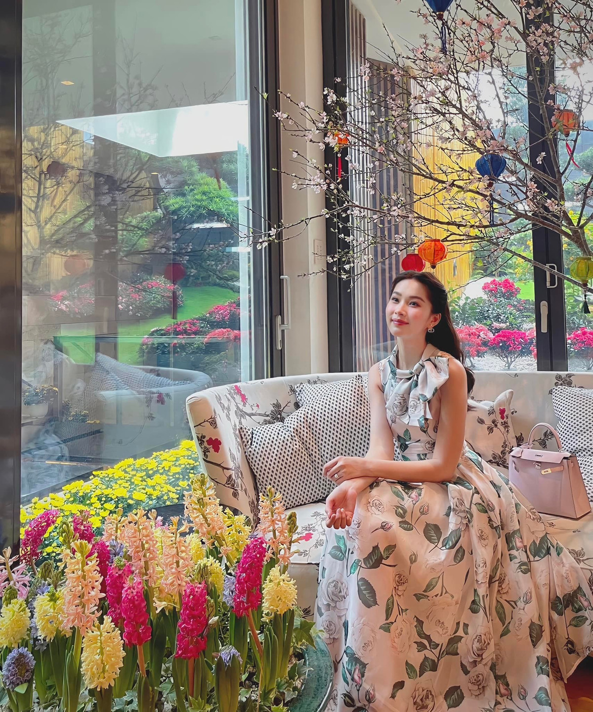 Là người ít cập nhật hình ảnh trên trang cá nhân nhưng bức ảnh Hoa hậu Thu Thảo đăng tải dịp Tết có 40.000 lượt thích. Hoa hậu Việt Nam 2012 khoe nhan sắc ngọt ngào, trẻ trung bên hoa đào, mai. Cô đón Tết cùng gia đình ở TPHCM.