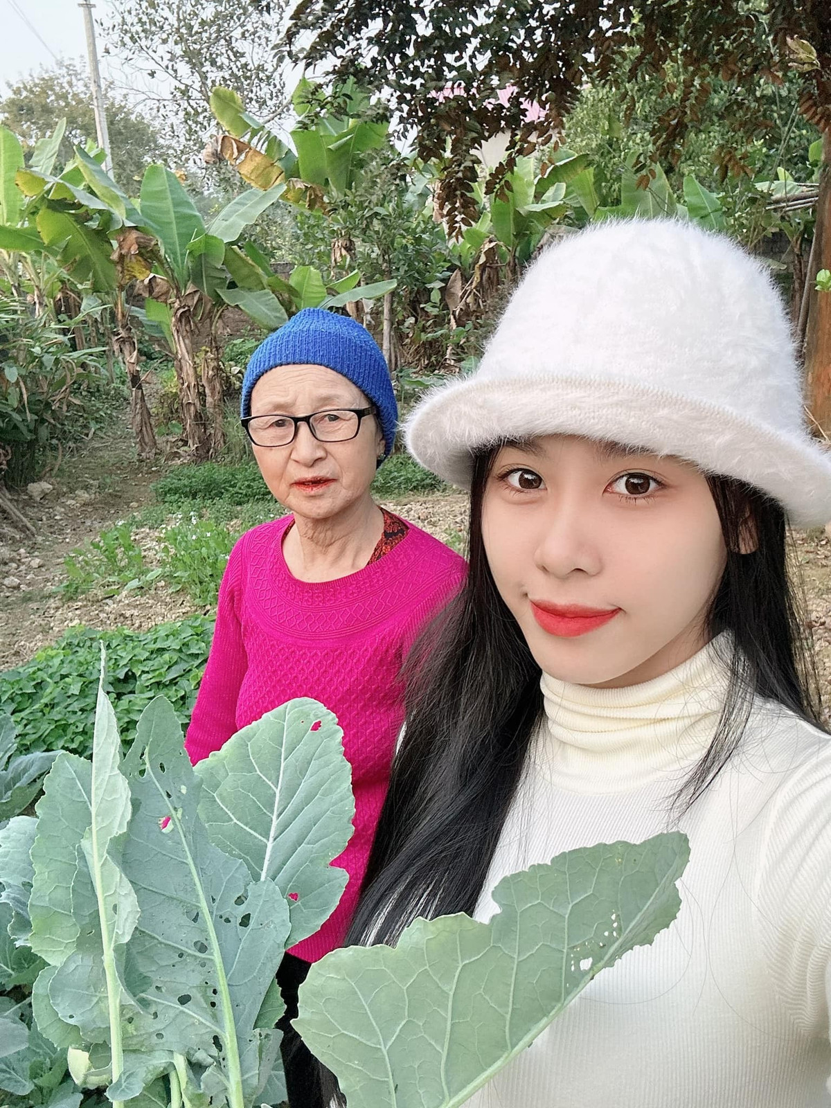 Á hậu 2 Hoa hậu Việt Nam 2022 Lê Nguyễn Ngọc Hằng đăng tải hình ảnh giản dị cùng bà đi hái rau trong những ngày Tết. Người đẹp chia sẻ cảm thấy quý giá những khoảnh khắc đời thường bên gia đình. Cô cũng chọn trang phục đơn giản, nhẹ nhàng.