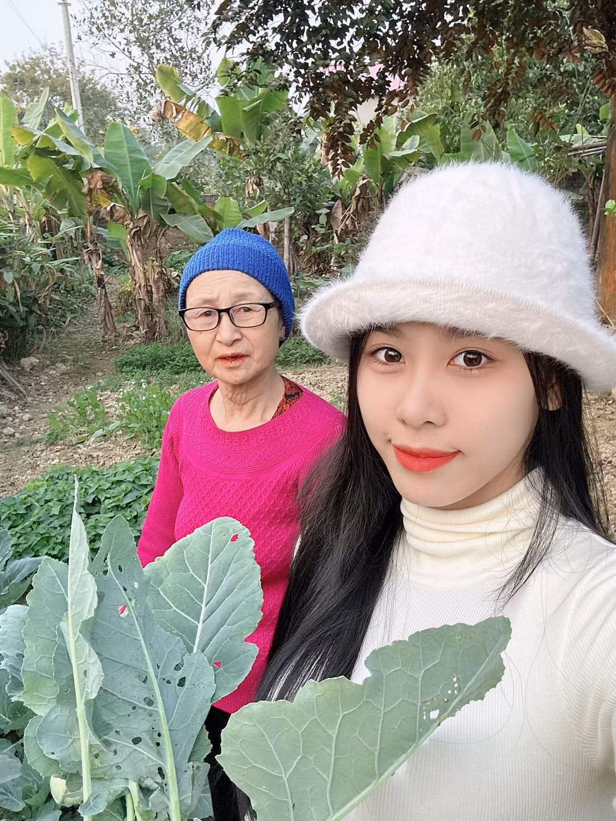 Á hậu 2 Hoa hậu Việt Nam 2022 Lê Nguyễn Ngọc Hằng đăng tải hình ảnh giản dị cùng bà đi hái rau trong những ngày Tết. Người đẹp chia sẻ cảm thấy quý giá những khoảnh khắc đời thường bên gia đình. Cô cũng chọn trang phục đơn giản, nhẹ nhàng.