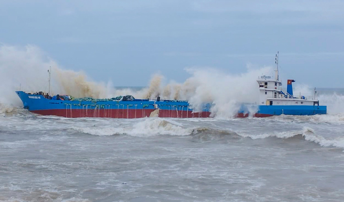 Khan cap ung pho nguy co tran 8.000 lit dau DO o vung bien Quang Ngai