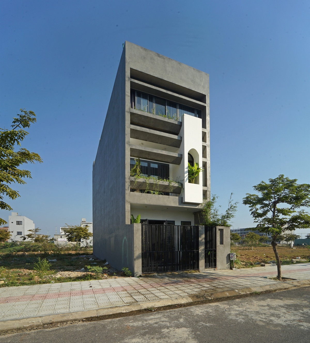  Căn nhà có tên "Anne House" được kiến trúc sư Huỳnh Công Hữu cùng cộng sự xây dựng ở Đà Nẵng trên diện tích đất 5x20m, mặt tiền quay về hướng Tây Bắc, đây là một hướng đón nhận nắng gắt và nhiệt độ cao vào buổi chiều. Theo thời gian thì những bụi cây cúc tần Ấn Độ được trồng ở những bồn cây này sẽ rủ xuống hết mặt tiền, những tia nắng sẽ xuyên qua kẽ lá đi vào công trình.