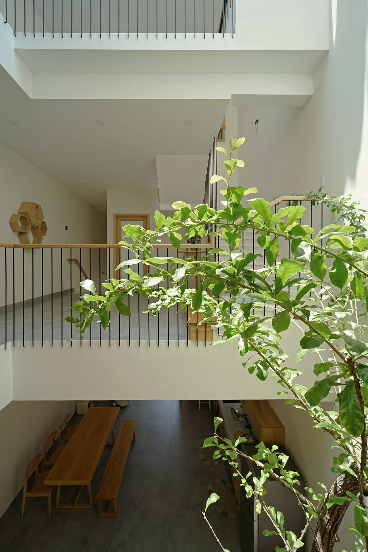 Một khoảng thông tầng lớn giữa nhà giúp cho các phòng đều chan hòa ánh sáng tự nhiên