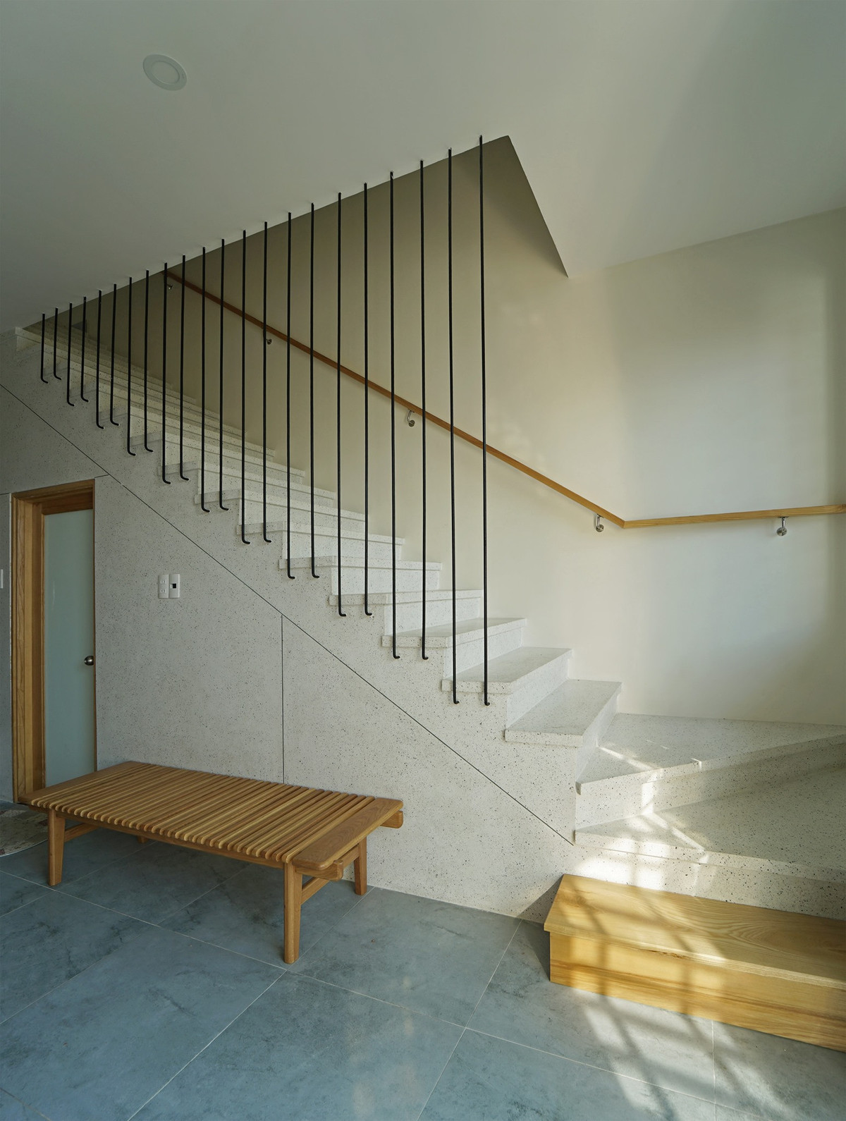 Cầu thang được làm bằng đá mài trắng.