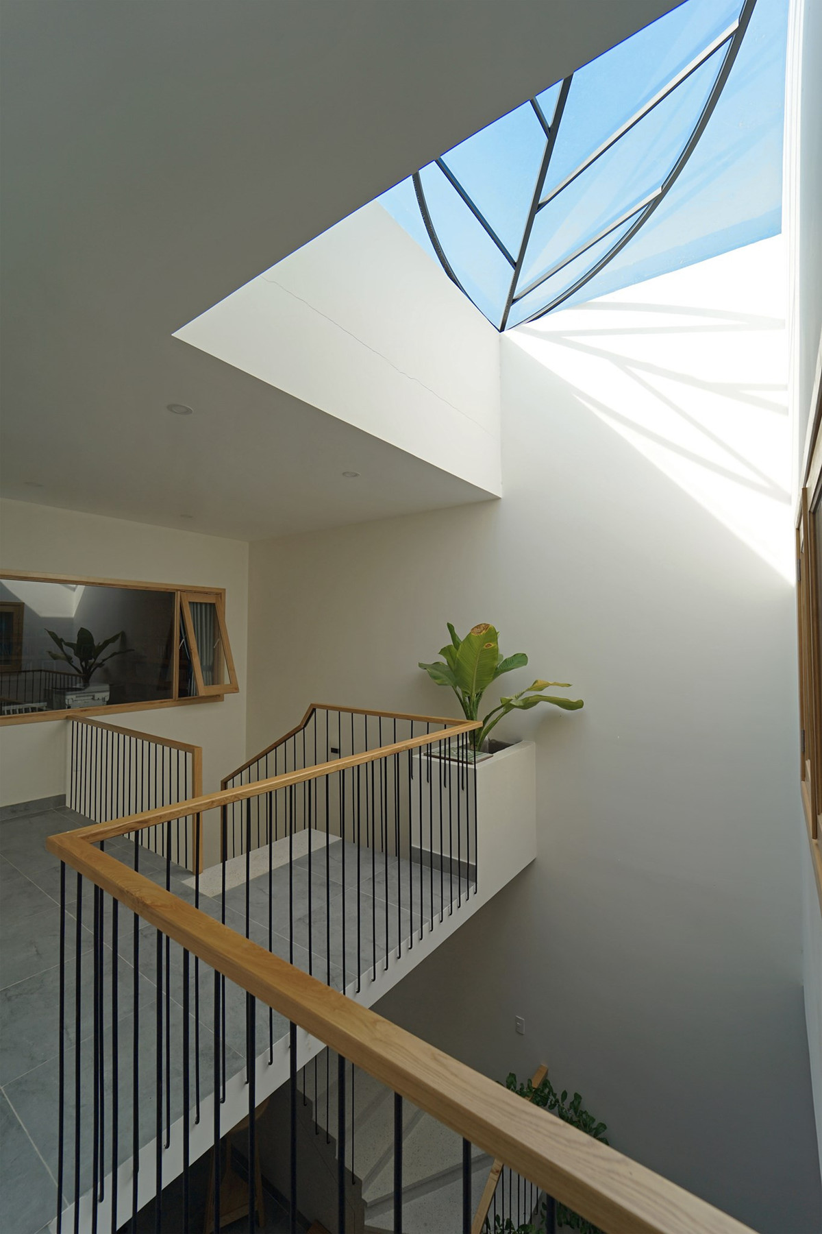 Mảng xanh xuyên suốt từ trong ra ngoài. Phần giếng trời có khung sắt hình chiếc lá nghệ thuật, tạo thành vệt hắt nắng đẹp mắt.