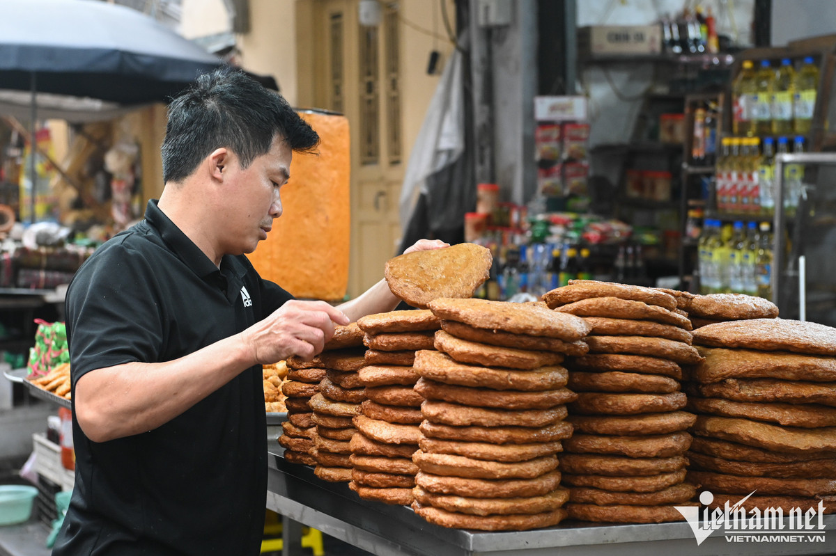 Giò chả tại phố Cầu Đông cũng là mặt hàng được nhiều người lựa chọn, đặt trước để sát ngày Tết đến lấy. "Giá giò chả nhà tôi năm nay không tăng nhiều, vì còn tùy thuộc vào giá thịt lợn trên thị trường", anh Yến Hiền (chủ cửa hàng) chia sẻ.