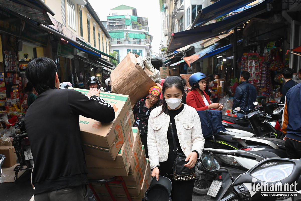 Phố Hàng Giầy, Hàng Buồm (quận Hoàn Kiếm) - "thủ phủ" của bánh kẹo, mứt Tết ngay từ 10h sáng, đông đúc người qua lại khi tiểu thương liên tục nhập hàng, khách chen chân chọn lựa đồ ăn thức uống.