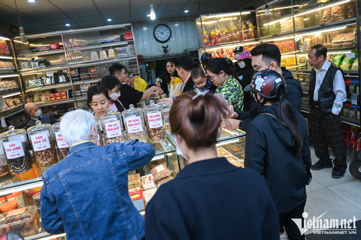 Phố Hàng Đường nổi tiếng với những tiệm ô mai, mứt ngọt dịp này cũng có lượng khách ra vào liên tục.