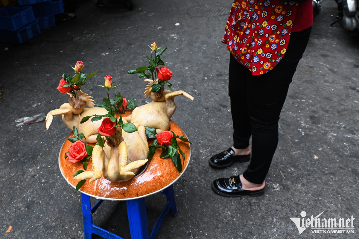 Một mâm gà cúng đẹp và cầu kỳ được khách hàng đặt riêng để thắp hương có giá 2 triệu đồng. Chị Dung (chủ cửa hàng) cho biết: "Những mâm xôi gà cúng ngày thường khách ít đặt nhưng cận Tết thì liên tiếp có người mua. Giá còn thay đổi tùy theo nhu cầu của mọi người".