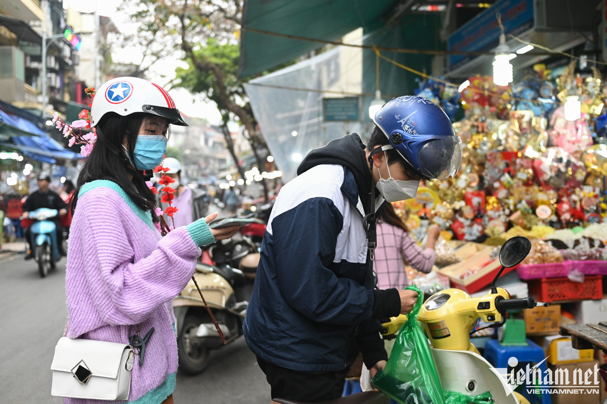 "Mình vừa đến, mới mua được ít hàng nhưng đã cảm nhận rõ không khí Tết ở đây. Phố cổ có các khu vực bán đồ chuyên biệt nên rất dễ để sắm Tết. Mình nghĩ đó là lý do nhiều người chọn trung tâm thủ đô để mua sắm vào dịp này", Hà Phương (khách mua hàng) nói.