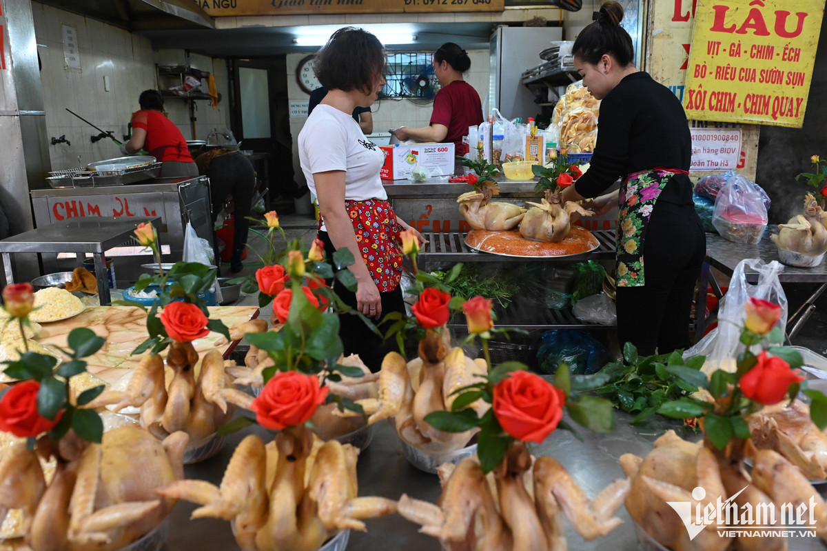 Gà luộc ngậm hoa hồng là một trong những mặt hàng đắt khách ở đây từ dịp lễ Táo quân đến hết ngày 30 Tết. Giá bán là 250.000 đồng/kg, nếu mua cả một con gà cúng, giá khoảng 600.000 đồng.