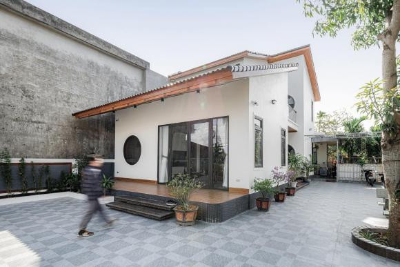 Một ngôi nhà ở quê nhỏ xinh tại vùng quê Thái Bình được thiết kế theo lối kiến trúc Nhật Bản hiện đại. Với diện tích xây dựng 90m2/sàn nằm trong mảnh đất có khoảng sân rộng để trồng cây, quanh nhà và nơi đỗ xe, vui chơi cho trẻ con, bên cạnh là nhà thờ Tổ.