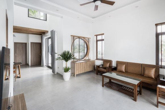 Ngôi nhà có thiết kế gọn gàng vừa đủ dùng với 3 phòng ngủ, giếng trời, không gian bố trí chặt chẽ không thừa không thiếu nhưng vẫn có đủ ánh sáng tự nhiên giúp chủ nhà không phải bật điện buổi sáng hay khi không cần thiết.