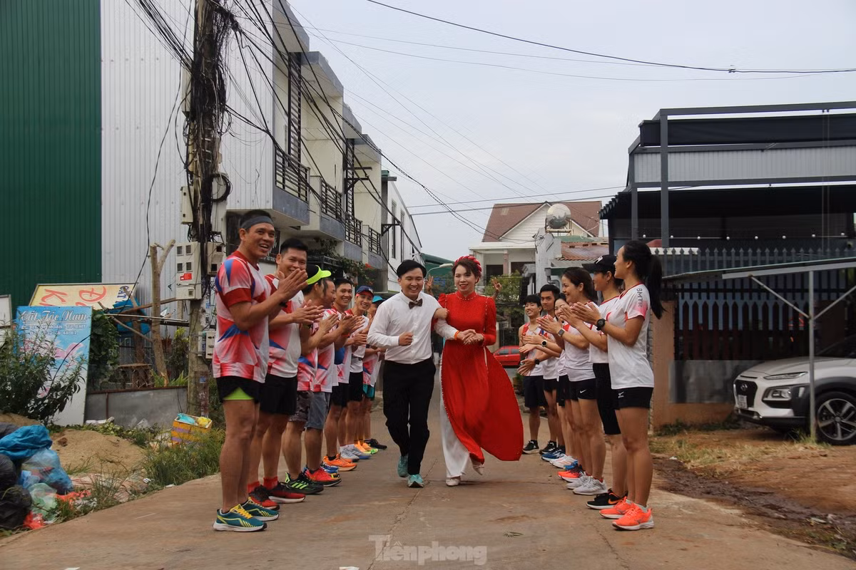 6 giờ 30 phút, anh Tuyên cùng các thành viên CLB Buôn Ma Thuột runners chạy đến nhà cô dâu ở phường Tân Lợi. Cô dâu Nguyễn Ngọc Anh (SN 1997) cho hay: “Tôi rất lo lắng cho sức khỏe của chồng, đây là ngày trọng đại của chúng tôi. Cả đêm, tôi không tài nào chợp mắt được”