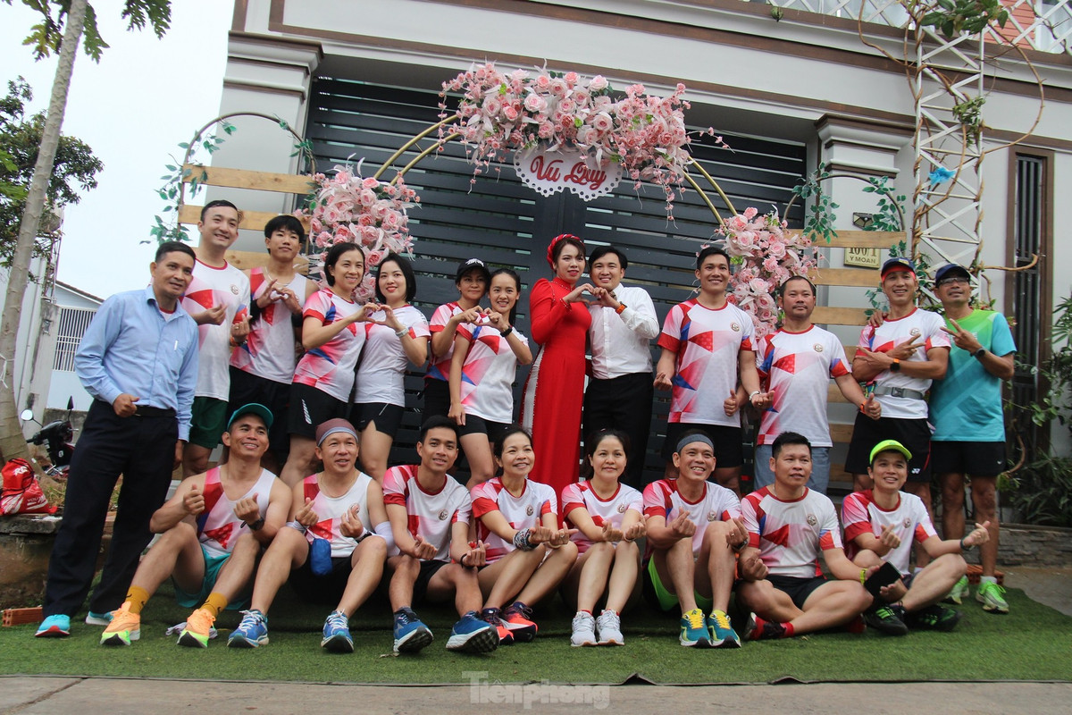 Sau khi tiếp sức chú rể hoàn thành "chặng đường quan trọng nhất", các thành viên trong CLB Buôn Ma Thuột runners chụp ảnh cùng cô dâu, chú rể.