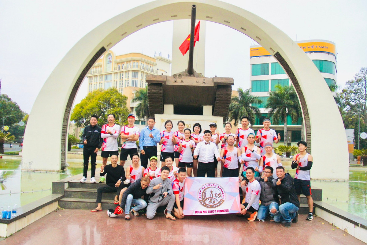 Các thành viên CLB Buôn Ma Thuột runners chụp lưu niệm tại Tượng đài Chiến thắng Buôn Ma Thuột
