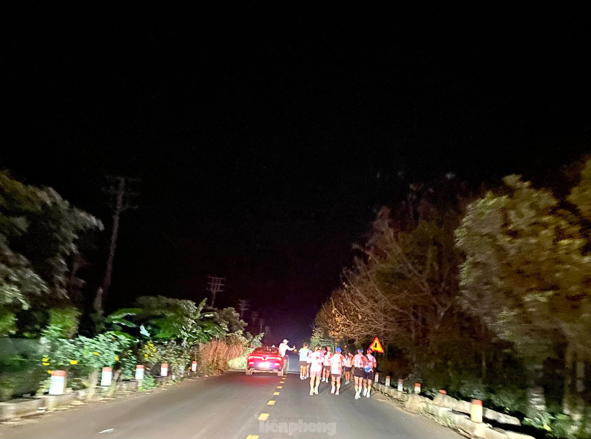 Các thành viên CLB Buôn Ma Thuột runners chạy quãng đường 31,12km từ xã Ea H’đing (huyện Cư M’gar) đến Tượng đài Chiến thắng Buôn Ma Thuột, sau đó chạy ngược về nhà cô dâu ở phường Tân Lợi.