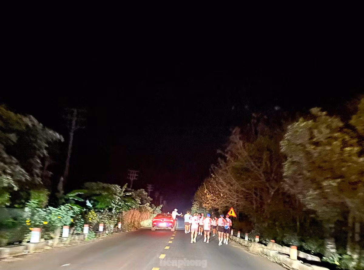 Các thành viên CLB Buôn Ma Thuột runners chạy quãng đường 31,12km từ xã Ea H’đing (huyện Cư M’gar) đến Tượng đài Chiến thắng Buôn Ma Thuột, sau đó chạy ngược về nhà cô dâu ở phường Tân Lợi.