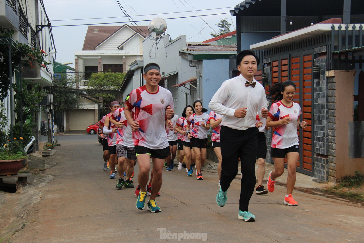 Anh Nguyễn Quang Thế, Chủ tịch CLB Buôn Ma Thuột runners cho biết, khi Tuyên có ý định chạy bộ rước dâu, mọi người trong CLB rất ủng hộ, mong muốn chạy đồng hành. “Đây là cặp đầu tiên đến với nhau sau khi tham gia CLB, thời gian tới, tôi mong có nhiều bạn trẻ tham gia chạy bộ để có thể sớm tìm được bạn đời”, anh Thế cho biết thêm.