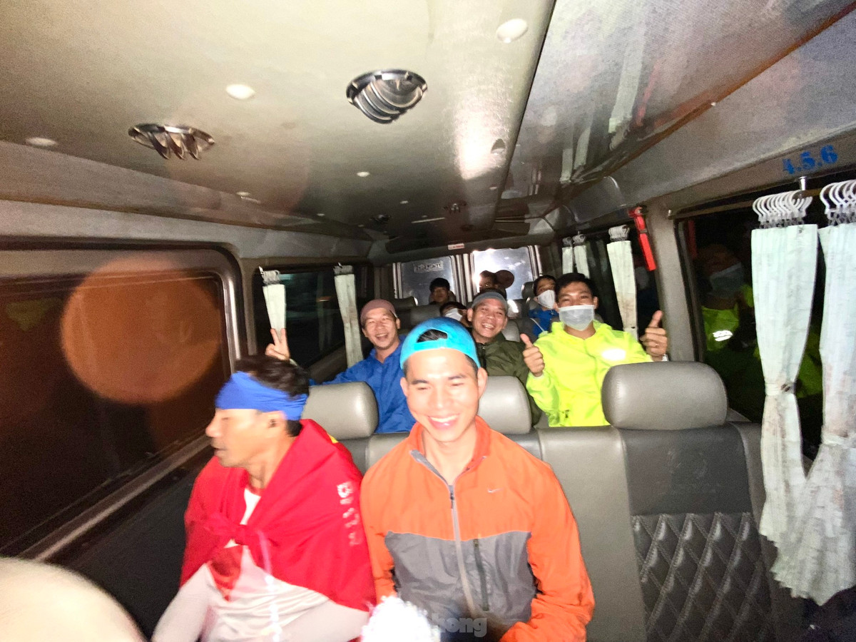 Vào lúc 1h30 ngày cuối cùng của năm 2022 (31/12), hơn 30 thành viên CLB Buôn Ma Thuột runners di chuyển từ Tp.Buôn Ma Thuột đến tập trung tại xã Ea H’đing (huyện Cư M’gar, Đắk Lắk) để tham gia chạy tạm biệt năm 2022.