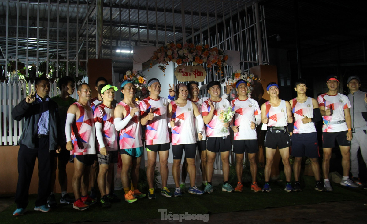 Cuộc chạy lần này ý nghĩa hơn khi các thành viên đồng hành cùng chú rể Trần Minh Tuyên (SN 1997, huyện Cư M’gar, đang cầm bó hoa trên tay) chạy bộ đón dâu trên phố