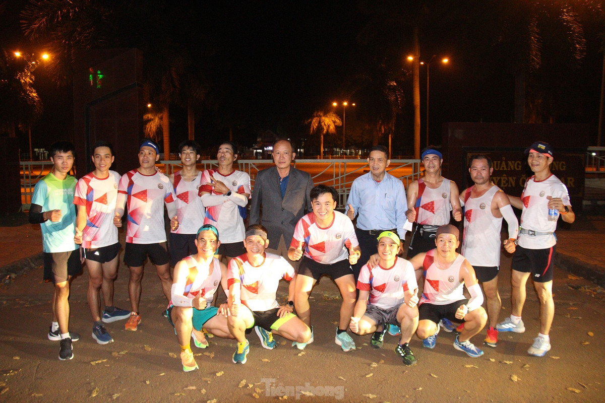 Theo anh Tuyên, đây là sự kiện trọng đại của cuộc đời anh. Tại Đắk Lắk, chưa có ai tổ chức chạy bộ đón dâu. “Tôi muốn thực hiện chặng đường quan trọng nhất cuộc đời, là chạy để rước dâu. Tôi và vợ sắp cưới quen nhau nhờ tham gia chạy bộ”