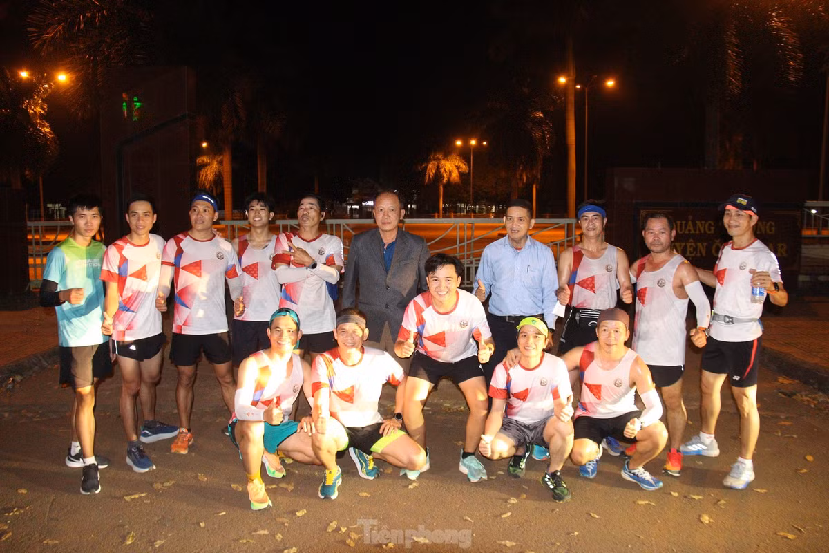 Theo anh Tuyên, đây là sự kiện trọng đại của cuộc đời anh. Tại Đắk Lắk, chưa có ai tổ chức chạy bộ đón dâu. “Tôi muốn thực hiện chặng đường quan trọng nhất cuộc đời, là chạy để rước dâu. Tôi và vợ sắp cưới quen nhau nhờ tham gia chạy bộ”