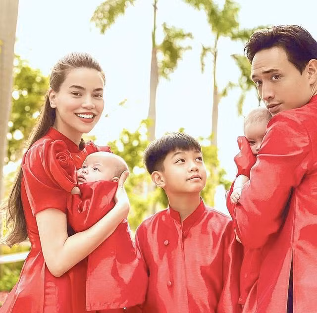 Lisa và Leon là 2 hot kid đang được quan tâm nhất nhì trên mạng xã hội hiện tại không chỉ bởi là con của Hồ Ngọc Hà và Kim Lý mà còn bởi sự đáng yêu của cặp song sinh này. Mới đây, khi Kim Lý khoe ảnh con gái mặc áo dài Tết, người hâm mộ bỗng nhận ra Lisa trông ra dáng tiểu thư hơn hẳn nhờ tóc dài. Trên trang cá nhân, Kim Lý đăng tải hình ảnh chụp lén con gái trên trang cá nhân nhưng nhiều người đã bày tỏ sự yêu mến dành cho cô bé. Trong ảnh, Lisa mặc áo dài đỏ nằm trên giường, mái tóc dài được buộc gọn và đính một bông hoa lớn ton-sur-ton đằng sau. Đây không phải lần đầu con gái Hồ Ngọc Hà được bố mẹ cho mặc áo dài nhưng trước đây do còn quá nhỏ và ít tóc nên thiên thần nhỏ chưa ra dáng tiểu thư như hiện tại.