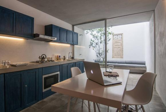 Nhắc đến những nhà tập thể cũ, nhiều người nghĩ ngay đến sự tù túng và khó chịu. Nhưng ở không gian sống chỉ 45m2 dưới đây mang đến cảm nhận hoàn toàn khác. Một ngôi nhà tập thể đã được hô biến thành một không gian ngập tràn ánh sáng, diện tích khiêm tốn nhưng vẫn là một nơi yên bình để trở về. Căn hộ đã được tân trang lại là một nơi ấm cúng và thoải mái với một không gian để ngủ, nấu nướng và ăn uống. Phần sân trước nhà được dọn sạch để trở thành nơi tụ tập bạn bè mỗi khi nhà có khách.