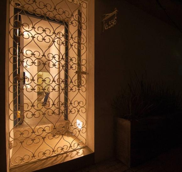 Cánh cửa sắt với những họa tiết cổ điển cùng ánh đèn vàng mang đến cảm giác ấm cúng.
