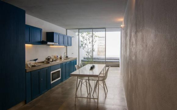 Khu bếp được thiết kế tối giản nhưng vẫn đầy đủ tiện nghi.