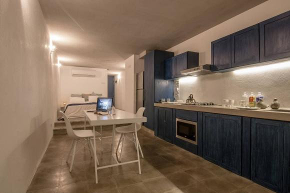 Khu vực giường ngủ được đôn nền cao hơn để tạo ra các nhịp không gian khác nhau.