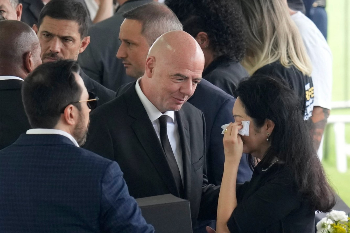 Chủ tịch FIFA Gianni Infantino cũng gửi lời chia buồn tới gia đình Pele. Sau lễ viếng tại sân vận động Vila Belmiro, quan tài của Pele sẽ được khiêng qua các đường phố của Santos, đi qua ngôi nhà mà người mẹ 100 tuổi của ông đang sống. Sau đó, ông sẽ được an táng bên cạnh người cha thân yêu của ông tại tầng 9 của Đài tưởng niệm Necropole Ecumenical, một nghĩa trang thẳng đứng nhìn ra sân vận động Vila Belmiro vào ngày 3/1 với sự hiện diện của gia đình và bạn bè thân thiết của ông Pele. Ảnh: Al Jazeera