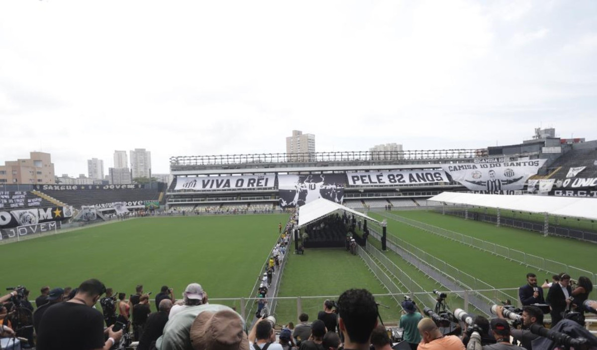 Vila Belmiro là sân nhà của Câu lạc bộ Santos, đội bóng đầu tiên mà Pele tham gia lúc ông mới 15 tuổi, trước khi gia nhập Đội tuyển Quốc gia Brazil. Toàn cảnh sân vận động VIla Belmiro ở Santos, Brazil, nơi diễn ra tang lễ của huyền thoại bóng đá Pele trong ngày 2 và 3/1/2023. Ảnh: Xinhua