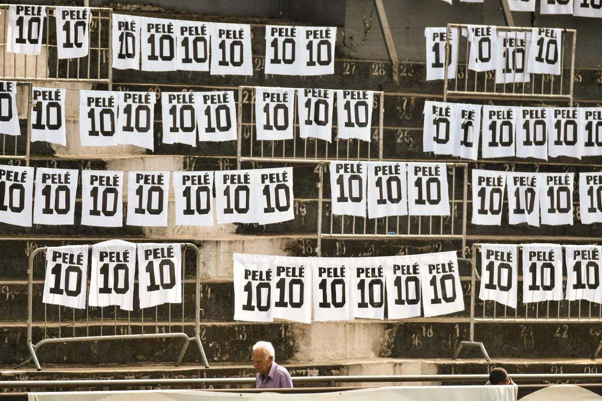 Những số 10 được treo trên khán đài sân vận động. Pele đã mặc áo số 10 kể từ Giải vô địch bóng đá thế giới World Cup 1958. Ảnh: Al Jazeera