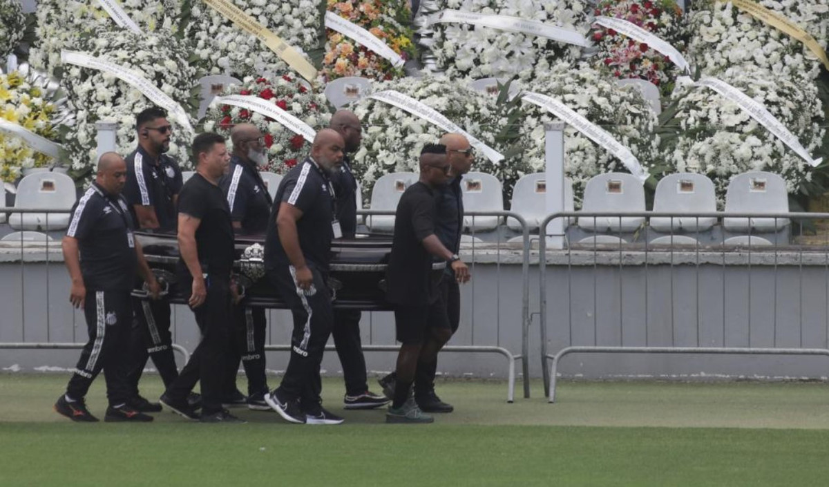 Quan tài được khiêng vào sân vận động Vila Belmiro với rất nhiều vòng hoa trên khán đài. Ảnh: Xinhua