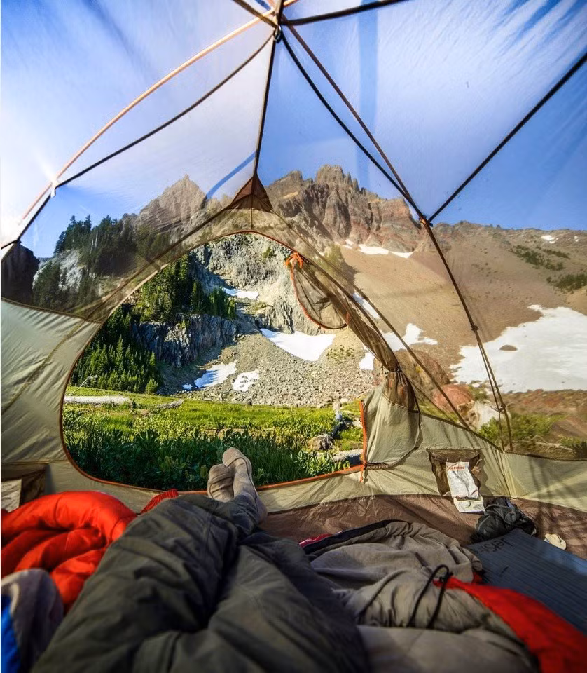 Thức giấc vào một buổi sáng trong khung lều tại vùng trung tâm của tiểu bang Oregon, Mỹ. Ảnh: Chuckdeezmt/Instagram.