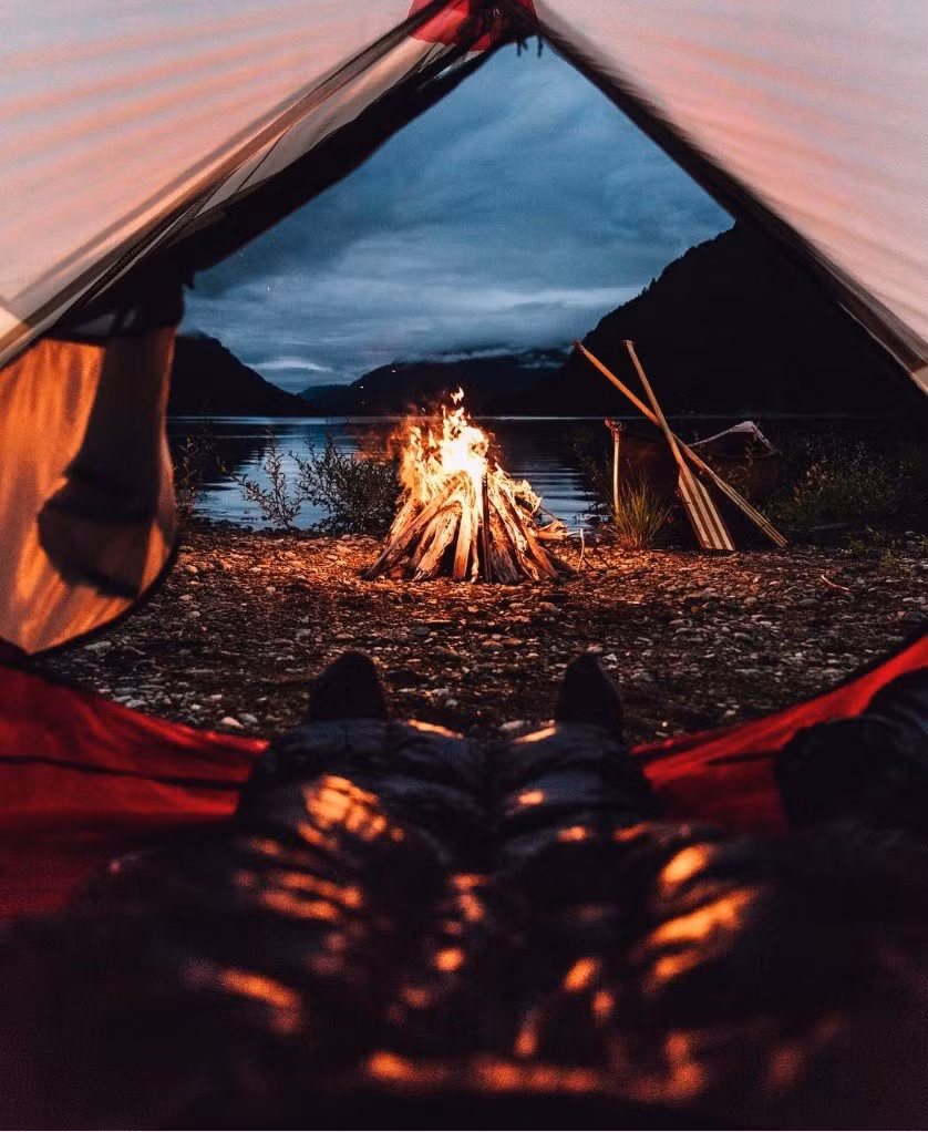 Buổi tối ấm áp trong lều nhìn ra khung cảnh núi và hồ tại thị trấn Whistler, Canada. Ảnh: Tomparkr/Instagram.